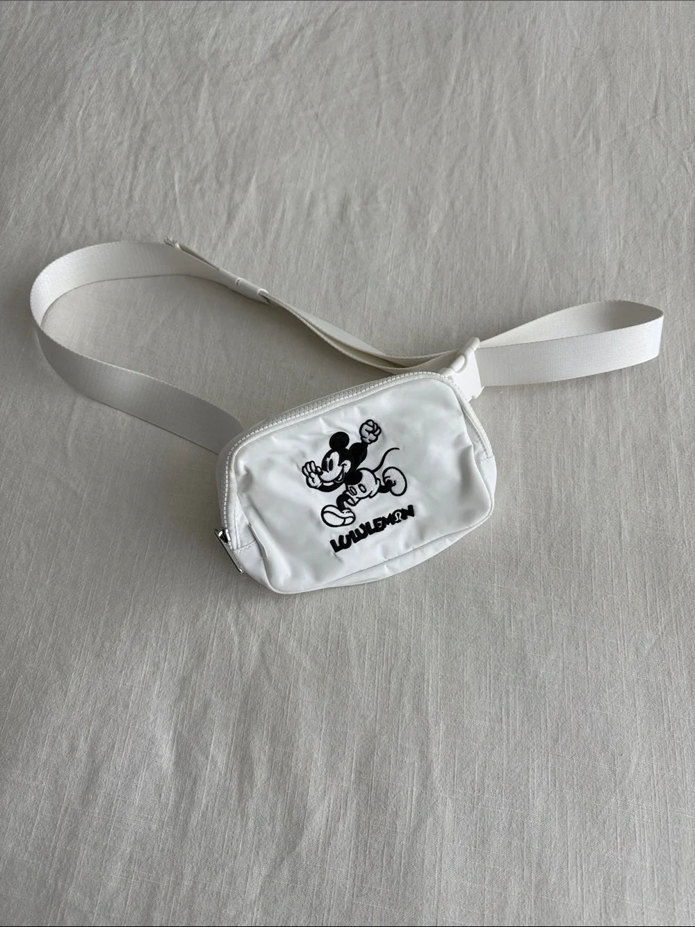 LULULEMON x DISNEY Collab White Mickey Graphic Crossbody Belt Bag